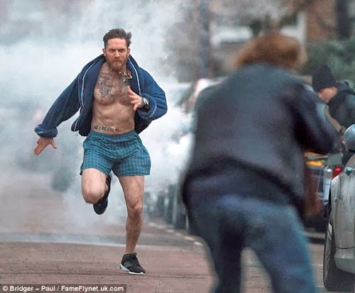 Ο Μπέιν τρελάθηκε – Ο Τομ Χάρντι τρέχει στους δρόμους με τα εσώρουχα! [εικόνες] - Φωτογραφία 2