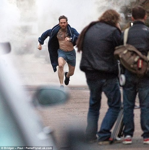 Ο Μπέιν τρελάθηκε – Ο Τομ Χάρντι τρέχει στους δρόμους με τα εσώρουχα! [εικόνες] - Φωτογραφία 3