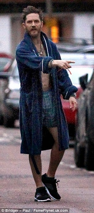 Ο Μπέιν τρελάθηκε – Ο Τομ Χάρντι τρέχει στους δρόμους με τα εσώρουχα! [εικόνες] - Φωτογραφία 4