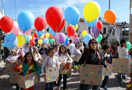 Ξεφάντωσαν 2.000 μικροί και μεγάλοι μασκαράδες στην Παιδική Καρναβαλική Παρέλαση στο Αίγιo! Δείτε φωτο - Φωτογραφία 1