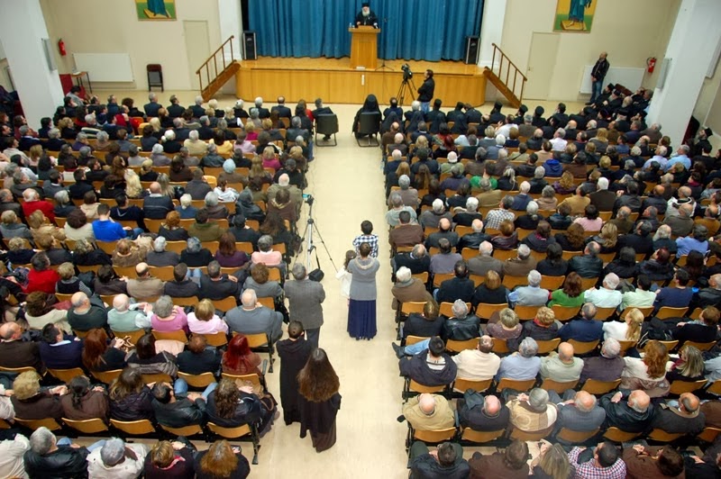 Γέρων Εφραίμ: «Η Ελλάδα είναι η πρωτεύουσα της Ορθοδοξίας» Πλήθη πιστών στην ομιλία του Ηγουμένου της Ι.Μ. Βατοπαιδίου στο Βόλο - Φωτογραφία 4