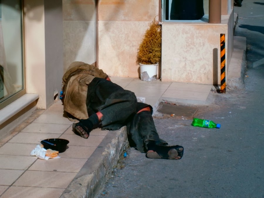 Μια εικόνα γροθιά στο στομάχι - Άστεγος κοιμάται σε πεζοδρόμιο στο κέντρο του Ηρακλείου - Φωτογραφία 1