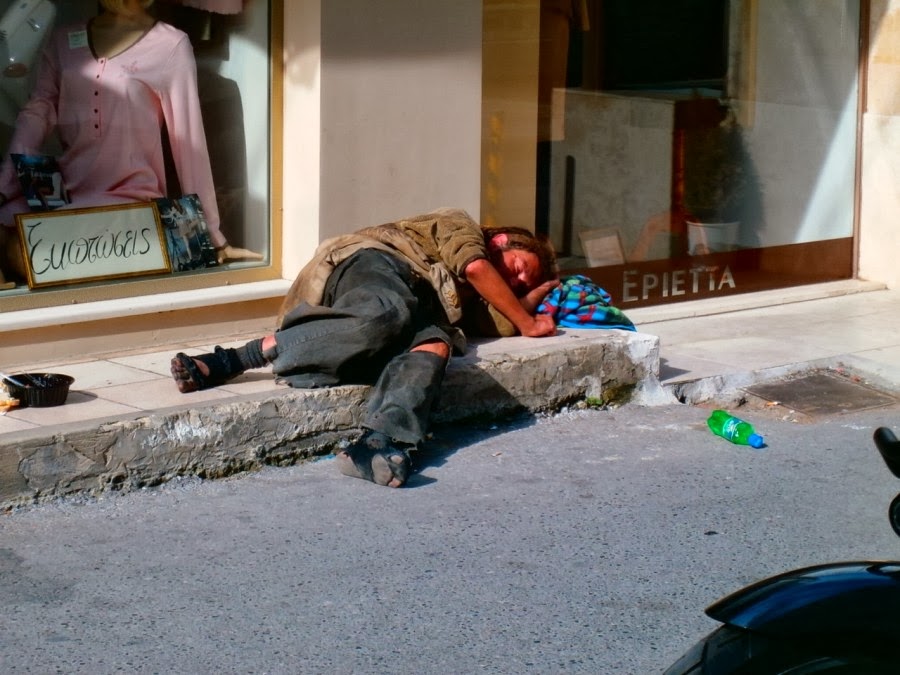 Μια εικόνα γροθιά στο στομάχι - Άστεγος κοιμάται σε πεζοδρόμιο στο κέντρο του Ηρακλείου - Φωτογραφία 2