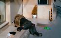 Μια εικόνα γροθιά στο στομάχι - Άστεγος κοιμάται σε πεζοδρόμιο στο κέντρο του Ηρακλείου