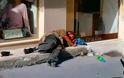 Μια εικόνα γροθιά στο στομάχι - Άστεγος κοιμάται σε πεζοδρόμιο στο κέντρο του Ηρακλείου - Φωτογραφία 2