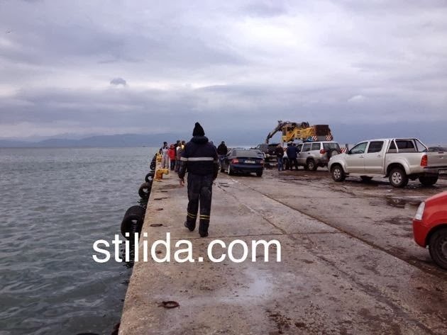 ΠΡΙΝ ΛΙΓΟ: Αυτοκίνητο έπεσε στο λιμάνι της Στυλίδας [Photos] - Φωτογραφία 1