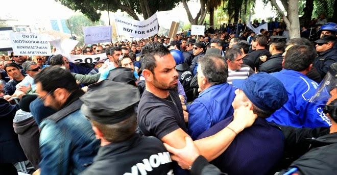 Κύπρος: Σε εμπόλεμη ζώνη μετατράπηκε η Βουλή [Video - Photos] - Φωτογραφία 9