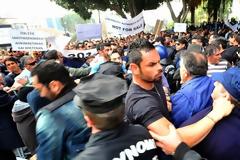 Κύπρος: Σε εμπόλεμη ζώνη μετατράπηκε η Βουλή [Video - Photos]