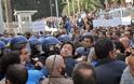 Κύπρος: Σε εμπόλεμη ζώνη μετατράπηκε η Βουλή [Video - Photos] - Φωτογραφία 7