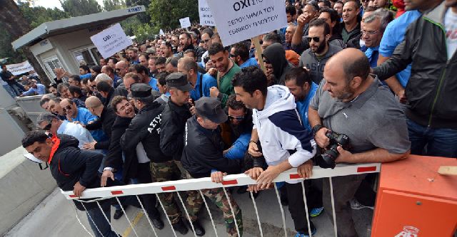 Κύπρος - Κλείδωσαν τους βουλευτές μέσα στη βουλή - Έκοψαν το ρεύμα στο κτήριο ΦΩΤΟ & ΒΙΝΤΕΟ....!!! - Φωτογραφία 3