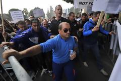 Κύπρος - Κλείδωσαν τους βουλευτές μέσα στη βουλή - Έκοψαν το ρεύμα στο κτήριο ΦΩΤΟ & ΒΙΝΤΕΟ....!!!