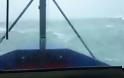 Πλοιάριο χαροπαλεύει με κύματα 16 μέτρων - Ο καπετάνιος το βιντεοσκοπεί [video]