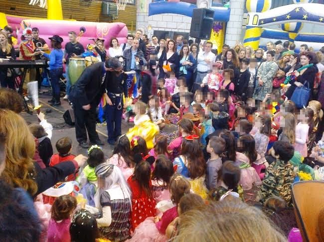 Με μασκαράδες πλημμύρισε το κλειστό γυμναστήριο «Σπύρος Λούης» στο παιδικό αποκριάτικο πάρτι του Δήμου Αμαρουσίου - Φωτογραφία 1