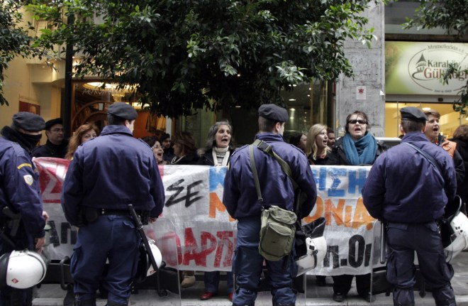 Ένταση και αποδοκιμασίες κατά την άφιξη της τρόικας - Φωτογραφία 8