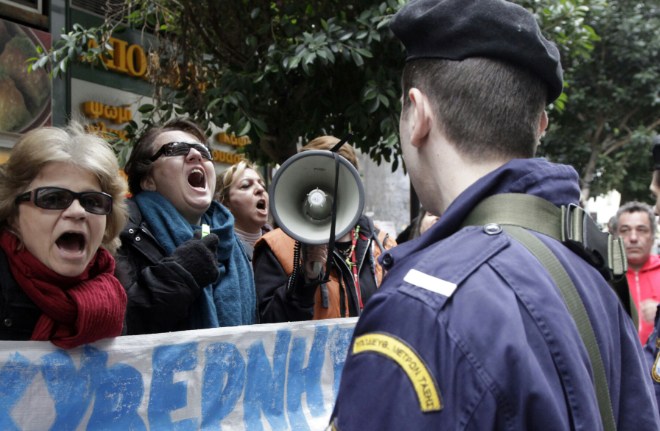 Ένταση και αποδοκιμασίες κατά την άφιξη της τρόικας - Φωτογραφία 9