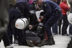 Ένταση και αποδοκιμασίες κατά την άφιξη της τρόικας