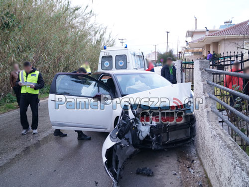 Πρέβεζα: Ι.Χ. έπεσε πάνω σε περίφραξη - Δύο άτομα τραυματίστηκαν - Φωτογραφία 2