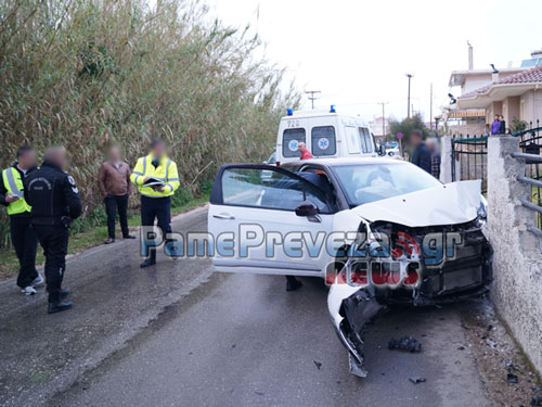 Πρέβεζα: Ι.Χ. έπεσε πάνω σε περίφραξη - Δύο άτομα τραυματίστηκαν - Φωτογραφία 5