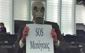 Προστατέψτε τη Μεσόγειο από τα χημικά! Με μάσκα χημικών στο Ευρωκοινοβούλιο ο Χατζημαρκάκης [Photos]