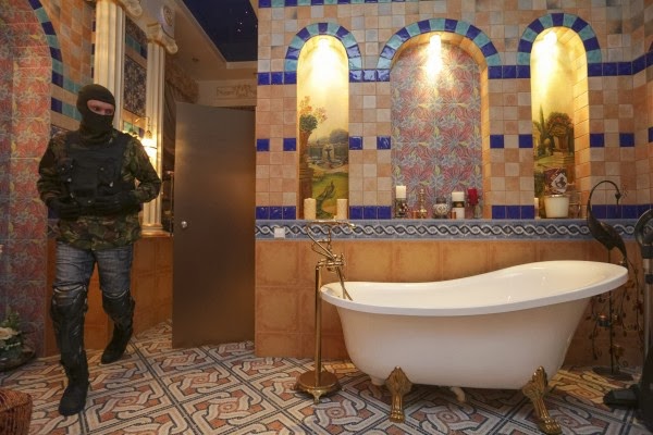 Μέσα στη χλιδή ζούσε ο Βίκτωρ Γιανουκόβιτς. Μέχρι και η τουαλέτα του ήταν χρυσή [Photos - Video] - Φωτογραφία 3