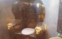 Μέσα στη χλιδή ζούσε ο Βίκτωρ Γιανουκόβιτς. Μέχρι και η τουαλέτα του ήταν χρυσή [Photos - Video] - Φωτογραφία 1