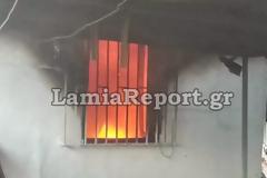 ΣΥΜΒΑΙΝΕΙ ΤΩΡΑ: Πυρκαγιά σε σπίτι στη Λαμία - Ευτυχώς πρόλαβε και βγήκε η γιαγιά