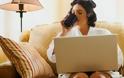 Δουλειά από το σπίτι: 10 ευχάριστα επαγγέλματα που μπορείτε να κάνετε από τον καναπέ σας