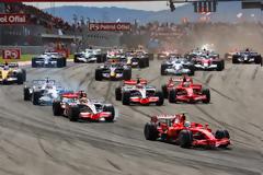 Η εντυπωσιακή ξανθιά που σπάει το άβατο της Formula 1 και πιάνει τιμόνι (ΦΩΤΟ)