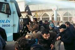 Χιλιάδες διαδηλωτές στην Τουρκία αποδοκιμάζουν τον Ερντογάν