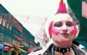 Η νεαρή που από Punk Rocker έγινε γλυκιά Barbie [video]