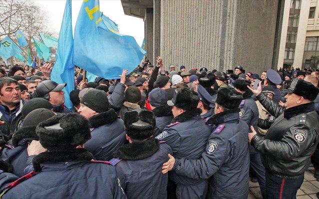 Οι φιλοναζί Τάταροι επιχείρησαν να εισβάλουν στην βουλή της Κριμαίας - Φωτογραφία 1