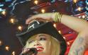 Rita Ora: Τραγούδησε φορώντας μόνο το σουτιέν της