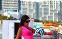 Η Claudia Romani παίζει ποδόσφαιρο στην παραλία του Miami