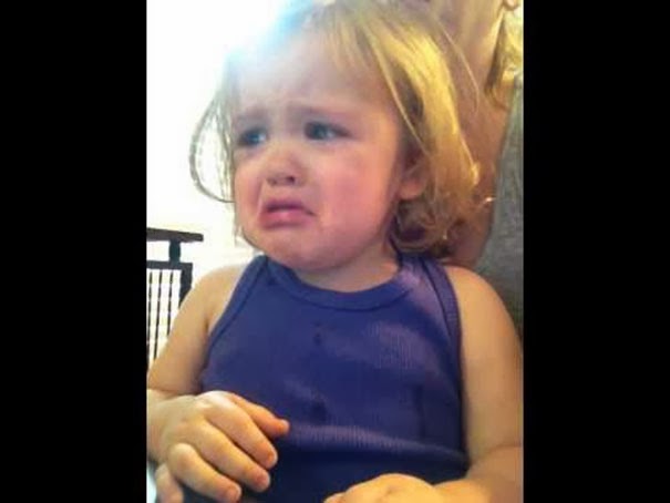 Ούτε που φαντάζεστε γιατί κλαίει αυτό το κοριτσάκι! [video] - Φωτογραφία 1