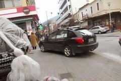 «Το πεζοδρόμιο που ζητήσατε είναι κατειλημμένο» - Η περιπέτεια μιας μητέρας να διασχίσει την Ξάνθη!