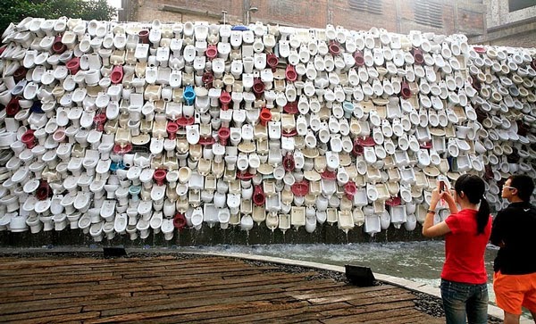 Ένας τοίχος με...10.000 λεκάνες τουαλέτας! [photos] - Φωτογραφία 1