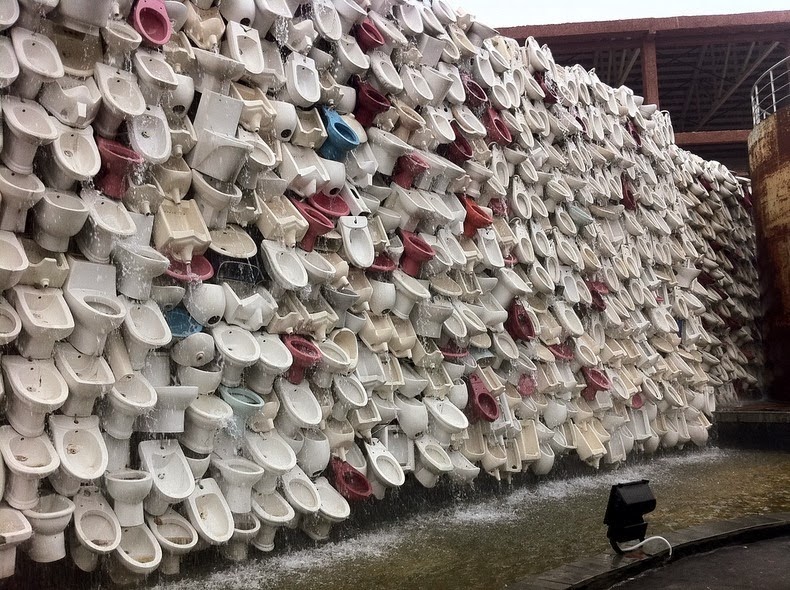 Ένας τοίχος με...10.000 λεκάνες τουαλέτας! [photos] - Φωτογραφία 2