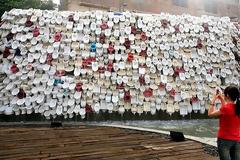 Ένας τοίχος με...10.000 λεκάνες τουαλέτας! [photos]
