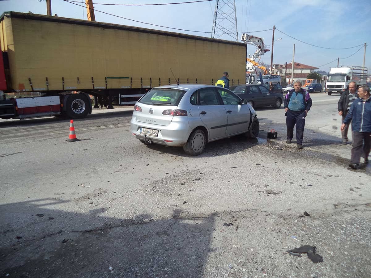 Νεότερα για τη σύγκρουση νταλίκας με ΙΧ επιβατικό αυτοκίνητο στα Τρίκαλα. Δείτε νέες φωτογραφίες και βίντεο - Φωτογραφία 5