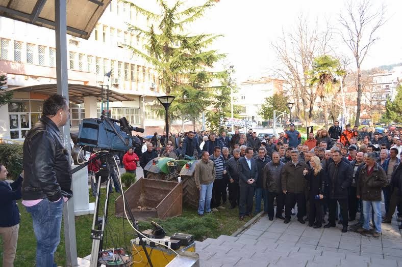 Συλλαλητήριο αγροτών στην Έδεσσα και συμβολική κατάληψη του προαύλιου χώρου του Διοικητηρίου της Π.Ε. Πέλλας - Φωτογραφία 3