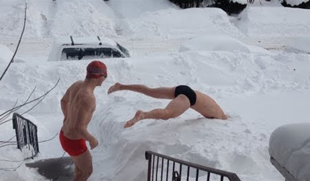 Δυο τύποι πήγαν να κολυμπήσουν στο χιόνι, το μετάνιωσαν την ίδια στιγμή! [video] - Φωτογραφία 1