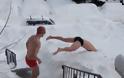 Δυο τύποι πήγαν να κολυμπήσουν στο χιόνι, το μετάνιωσαν την ίδια στιγμή! [video]