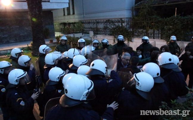 Ένταση και προσαγωγές στο υπουργείο Διοικητικής Μεταρρύθμισης - Φωτογραφία 6