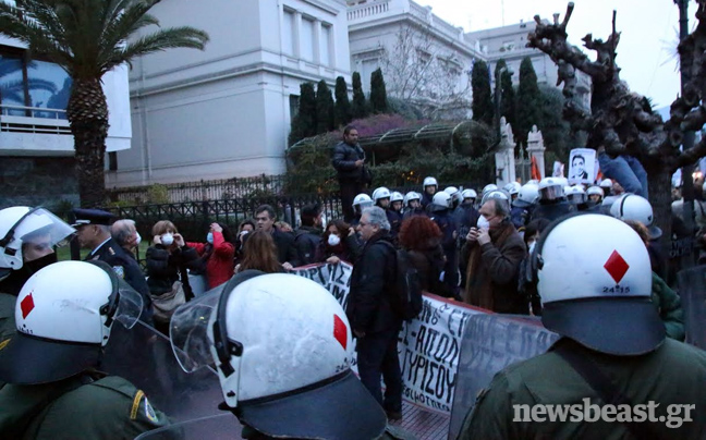 Ένταση και προσαγωγές στο υπουργείο Διοικητικής Μεταρρύθμισης - Φωτογραφία 8