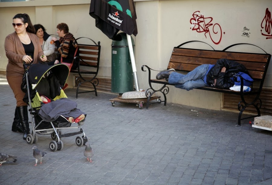 Άστεγος κοιμάται στα παγκάκια του Ηρακλείου - Φωτογραφία 3