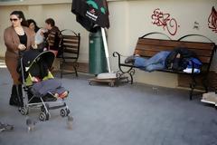 Άστεγος κοιμάται στα παγκάκια του Ηρακλείου