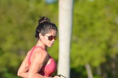 Η Michelle Lewin γυμνάζει σκληρά το εκπληκτικό κορμί της στο Miami