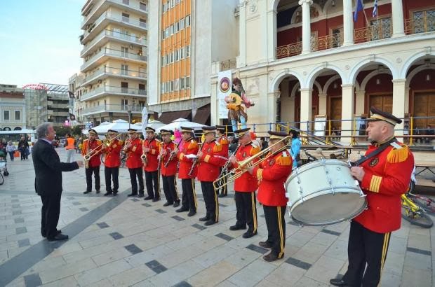 Πάτρα: «Ποδηλάτισαν» και χόρεψαν καρναβαλικά στο κέντρο - Δείτε φωτο - Φωτογραφία 12