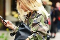 Street Style: Η θηλυκή πλευρά του army look!