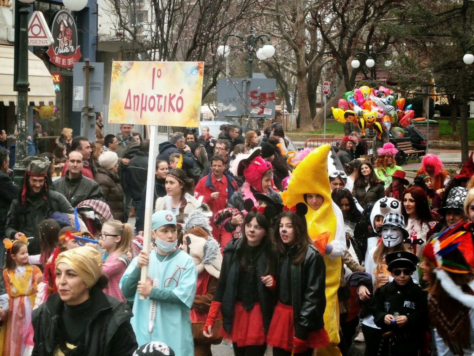 “Ξύπνησε” το Καρναβάλι της Ξάνθης! Μαθητές ντύθηκαν καρναβαλιστές και βγήκαν στους δρόμους [video] - Φωτογραφία 4